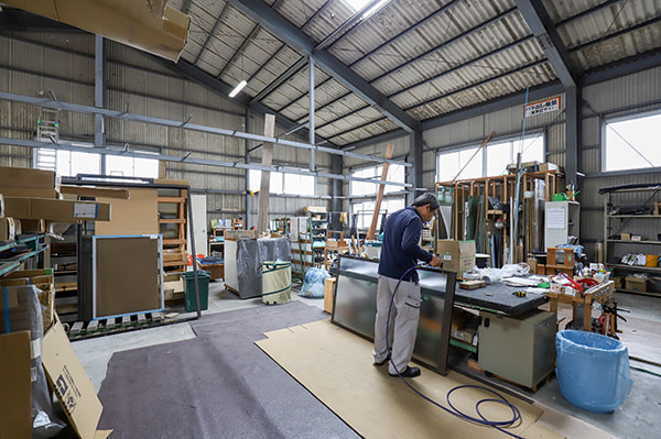 サッシ加工場